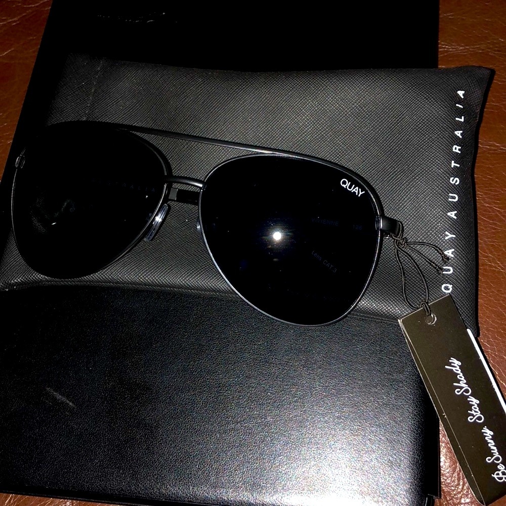 MAKE AN OFFER✔️ QUAY NWT SUNGLASSES STYLE VIVIENNE